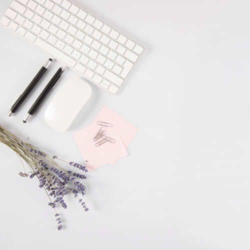 flores-papeleria-cerca-teclado-mouse